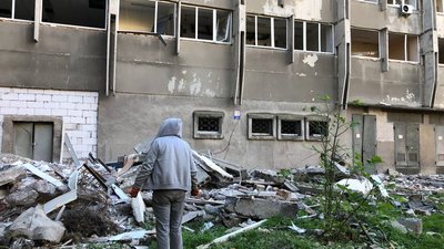 Пошкоджений університет та нерозірваний снаряд серед будинків. Що говорять миколаївці про нічний обстріл міста Пошкоджений університет та нерозірваний снаряд серед будинків. Що говорять миколаївці про нічний обстріл міста