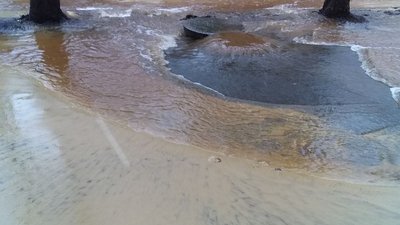 У Солом'янському районі столиці прорвало трубу і затопило вулицю