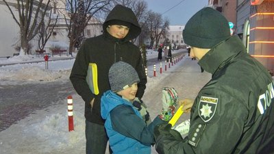 Поліцейські роздали тернополянам світловідбивачі