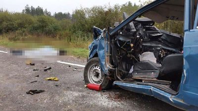 Біля Рівного у ДТП загинуло дві людини, четверо травмованих Біля Рівного у ДТП загинуло дві людини, четверо травмованих