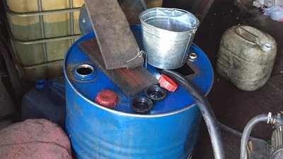 У райцентрі Житомирщини викрили нелегальне виробництво фальсифікованого пального У райцентрі Житомирщини викрили нелегальне виробництво фальсифікованого пального