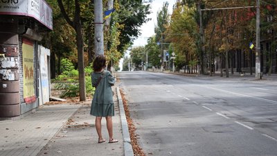 Херсон, вулиця, дівчина, зупинка