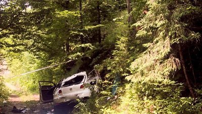 В Яремчі автомобіль зірвався в обрив. Є загиблі В Яремчі автомобіль зірвався в обрив. Є загиблі
