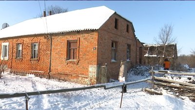 Без світла і води. Жінка на Сумщині повернулась додому після 10 років у психлікарні