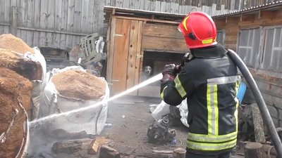 Гасили сім пожежних команд: у селі на Черкащині згорів гараж з вантажівками
