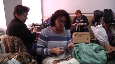 У Житомирі волонтери власноруч виготовляють маскувальні сітки У Житомирі волонтери власноруч виготовляють маскувальні сітки