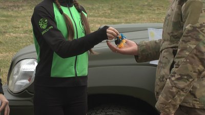 Ключі від позашляховика передали військовому. Ключі від позашляховика передали військовому.