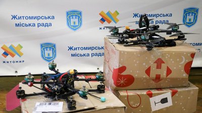 Воїнам 95 бригади передали партію FPV-дронів, зібраних на платформі "Житомирський дрон" Воїнам 95 бригади передали партію FPV-дронів, зібраних на платформі "Житомирський дрон"