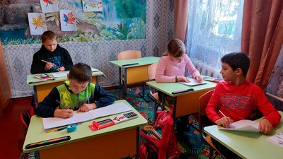 Діти під час одного з уроків на прикордонні Чернігівщини Діти під час одного з уроків на прикордонні Чернігівщини
