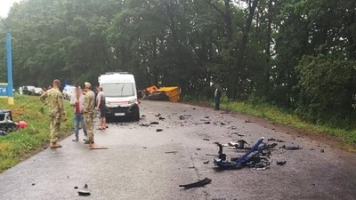 Легковик зіткнувся з вантажівкою. В аварії на Буковині загинув 27-річний водій