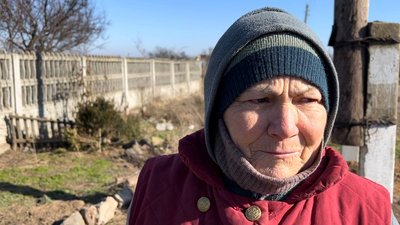 У знищене російськими військами село на Миколаївщині волонтери привезли корм для сотні покинутих тварин У знищене російськими військами село на Миколаївщині волонтери привезли корм для сотні покинутих тварин