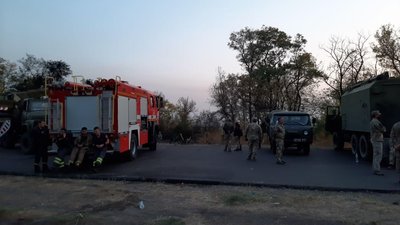 Уламки Ан-26 в Чугуєві перевозять до військової частини: фото Уламки Ан-26 в Чугуєві перевозять до військової частини: фото