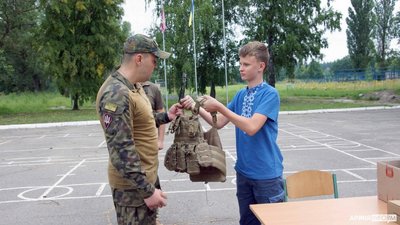 Школяр з Полтави зібрав гроші на бронежилет для воїна: що ще планує придбати