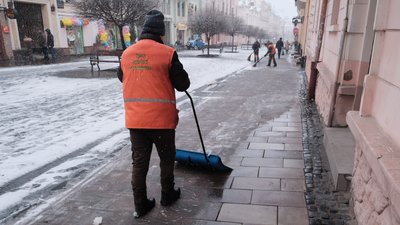 Два мільйони гривень під колеса. Чим посипатимуть та як прибиратимуть дороги у Чернівцях Два мільйони гривень під колеса. Чим посипатимуть та як прибиратимуть дороги у Чернівцях