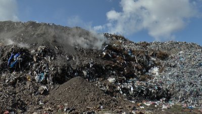 Тліє сміття щонайменше у трьох місцях Тліє сміття щонайменше у трьох місцях