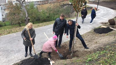 96 дерев, що символізують загиблих воїнів: у Львові висадили Парк пам`яті 96 дерев, що символізують загиблих воїнів: у Львові висадили Парк пам`яті