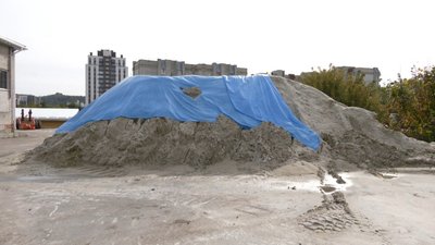 Закупляють сіль за кордоном та ремонтують транспорт: комунальники Львова готуються до зими