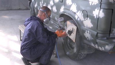 В одному із вінницьких СТО переобладнують автомобілі для потреб ЗСУ