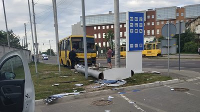 У Львові маршрутка в’їхала у знак та конструкцію АЗС