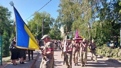 У Сумах попрощалися із захисником Сергієм Мирошниченком У Сумах попрощалися із захисником Сергієм Мирошниченком
