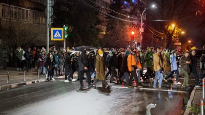 Кияни протестують під МВС через напади на бари та клуби на Подолі Кияни протестують під МВС через напади на бари та клуби на Подолі