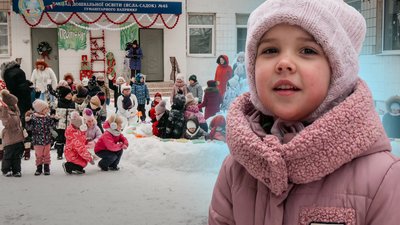 Діти ліплять снігові фортеці на подвір'ях своїх дитсадків у Рівному 23 січня 2026 року