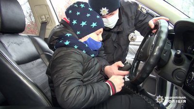 Запорізькі поліціянти втілили перед Новим роком мрії хлопців із багатодітних родин Запорізькі поліціянти втілили перед Новим роком мрії хлопців із багатодітних родин