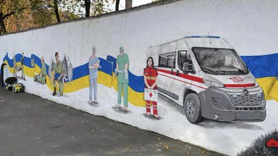На території лікарні на Волині намалювали патріотичний стінопис На території лікарні на Волині намалювали патріотичний стінопис