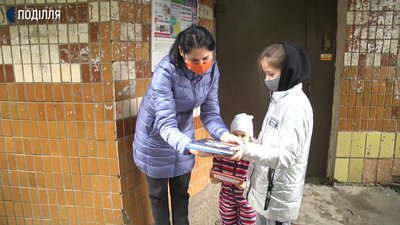 До Дня захисту дітей, дев’ятирічна Марія Мацюра отримала подарунки До Дня захисту дітей, дев’ятирічна Марія Мацюра отримала подарунки