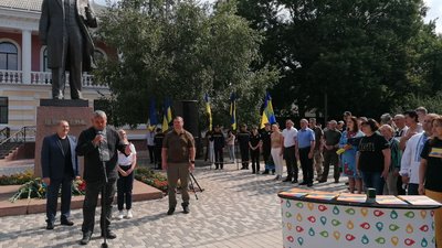 Погасили марку, привітали дітей, які допомагають ЗСУ. У Кропивницькому відзначили День Державності