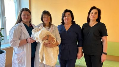 Пацієнтка Галина Калюх з дитиною та командою медикинь