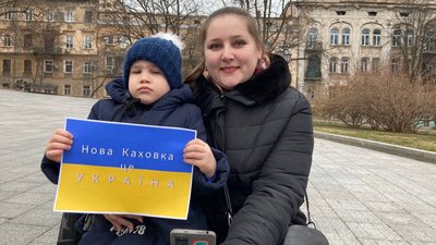 Переселенці з Нової Каховки зібрались на акцію підтримки рідного міста в Одесі Переселенці з Нової Каховки зібрались на акцію підтримки рідного міста в Одесі