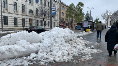 У Вінниці комунальники продовжують розчищати місто У Вінниці комунальники продовжують розчищати місто