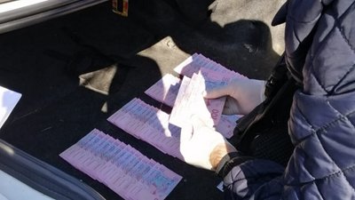 Двох поліціянтів з Луганщини затримали на хабарі від перевізників Двох поліціянтів з Луганщини затримали на хабарі від перевізників