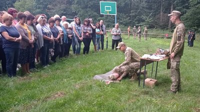 Військові на Сумщині навчали мешканців Хотіні правилам цивільного захисту Військові на Сумщині навчали мешканців Хотіні правилам цивільного захисту