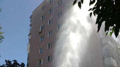 На київських Березняках прорвало трубу: струмінь води досяг 6-го поверху