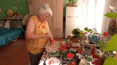 Клавдія Батажок готує обід