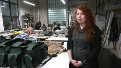 В Івано-Франківську шиють військовим на передову сумки для повербанків В Івано-Франківську шиють військовим на передову сумки для повербанків