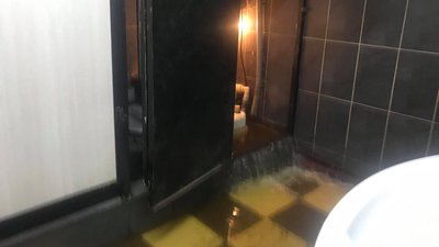 У Сумах через порив труби затопило підземний пішохідний перехід У Сумах через порив труби затопило підземний пішохідний перехід