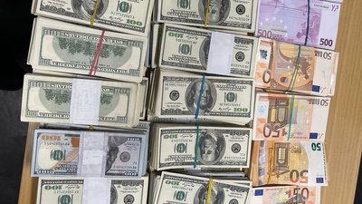 У Чернівецькій області чоловіки хотіли незаконно вивезти через кордон понад 33 мільйонів гривень у валюті У Чернівецькій області чоловіки хотіли незаконно вивезти через кордон понад 33 мільйонів гривень у валюті