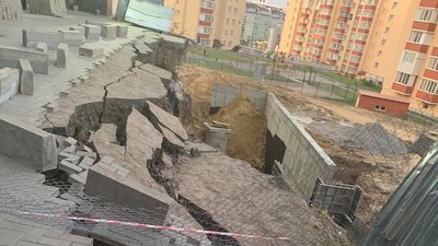 У Хмельницькому біля житлової багатоповерхівки стався зсув грунту