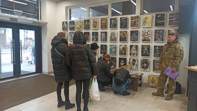 "Мистецтво під час війни": у Вінниці відкрили благодійну виставку на підтримку ЗСУ "Мистецтво під час війни": у Вінниці відкрили благодійну виставку на підтримку ЗСУ