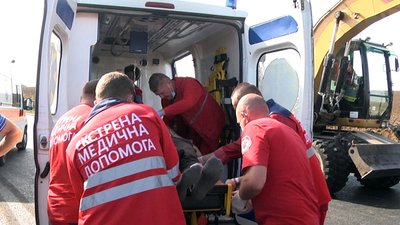 38-річного водія вантажівки госпіталізували до лікарні для надання допомоги. Фото: ГУ ДСНС у Хмельницькій області. 38-річного водія вантажівки госпіталізували до лікарні для надання допомоги. Фото: ГУ ДСНС у Хмельницькій області.