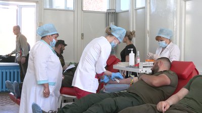 Банк крові поповнили на 40 літрів: у Чернігові понад 100 людей здали кров