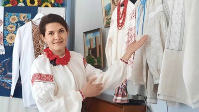 "Живу від рушника до рушника". Історія переселенки з Луганщини, яка втратила колекцію в окупацію і відтворює українські вишиванки