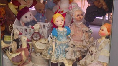 Ведмеді Тедді та ошатні леді: у вінницькому музеї моделей транспорту відкрили виставку ляльок Ведмеді Тедді та ошатні леді: у вінницькому музеї моделей транспорту відкрили виставку ляльок
