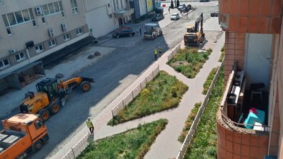 Почали зрізати паркан: у Рівному мешканці багатоповерхівки викликали поліцію через будівництво стоянки під вікнами Почали зрізати паркан: у Рівному мешканці багатоповерхівки викликали поліцію через будівництво стоянки під вікнами