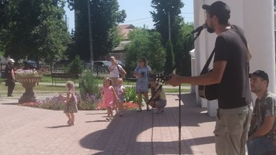 На Сумщині влаштували благодійні концерти, щоб допомогти хворій дитині