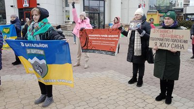 "Ми розриваємося тут на частини": хмельничани вкотре вийшли на акцію "Поверніть Героїв з полону" "Ми розриваємося тут на частини": хмельничани вкотре вийшли на акцію "Поверніть Героїв з полону"