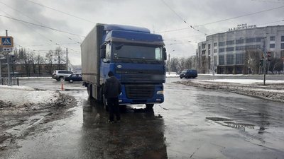 Поліція розшукує свідків наїзду вантажівки на пішохода у Харкові